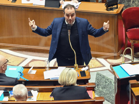 Франција го усвои буџетот откако премиерот го преживеа гласањето за недоверба