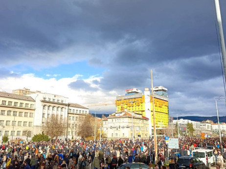 Treći dan protesta u Sarajevu: Građani na ulicama, premijer podnio ostavku