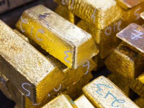 Златото повторно падна под 5.000 долари за унца