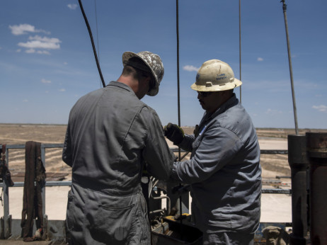 Нафтениот шок од војната со Иран се заканува со глобален инфлаторен бран