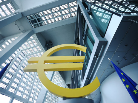 Еврото тоне кон месечен минимум, тензиите со Иран го јакнат доларот