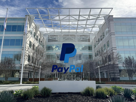На „Пејпал“ му падна вредноста, конкуренцијата покажува интерес за преземање