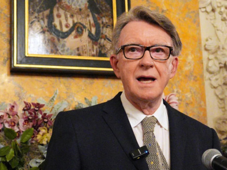 Британската полиција го уапси Менделсон под сомнение за злоупотреба на службената положба