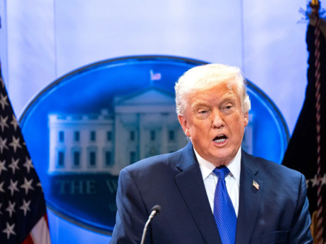 Царината на Трамп од 10 отсто стапи во сила, САД ги заоструваат трговските бариери