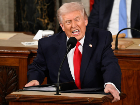 Трамп се обложува дека нападите врз Иран ќе ја спасат неговата МАГА агенда