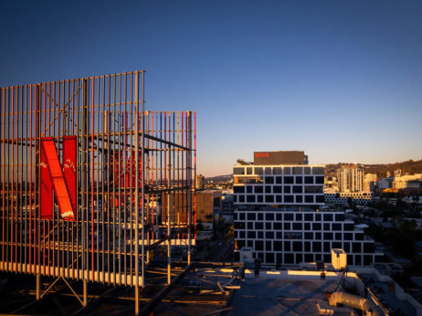 „Нетфликс“ ја напушти трката за „Ворнер Брос“, „Парамаунт“ го купува студиото за 111 милијарди долари