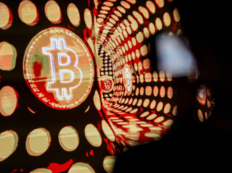 Биткоинот потона по нападот во Иран: Исчезнаа 128 милијарди долари