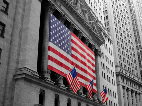 Преглед на берзите: Февруари немилосрден за биткоинот и американските индекси