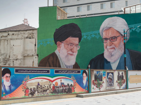 Иранската државна телевизија прогласи жалост по смртта на Хамнеи, дел од јавноста слави