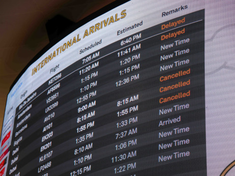 Патнички хаос: Суспензиите продолжуваат, летовите на стенд-бај, авиокомпаниите тонат