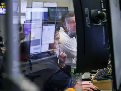 Стратезите од Волстрит: Не очекувајте Трамп да ги спаси акциите потресени од војната со Иран