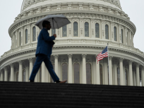Мешана ситуација на светските пазари: Послаб долар, акциите и златото растат