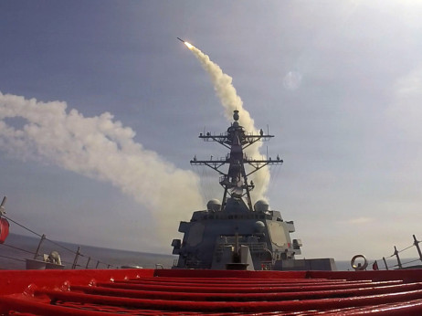 Иран бара наследник, Трамп сака да влијае, а гранатирањето продолжува