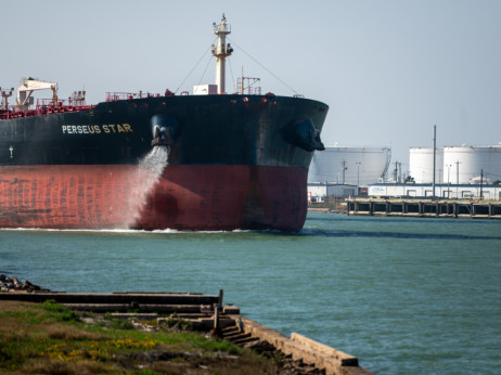 Речиси целосно запрен бродскиот транспорт низ Ормускиот теснец