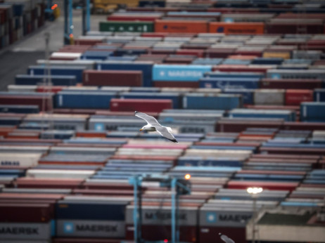 Низ графикони: Како војната во Иран ја нарушува глобалната трговија