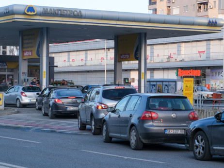 Колони на бензинските во исчекување на новите цени, во светот нафтата падна на 87 долари за барел