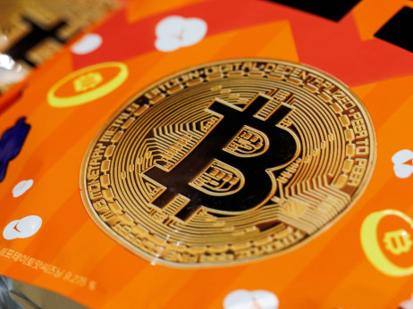 Биткоинот паѓа откако нафтата повторно скокна над 100 долари поради војната со Иран