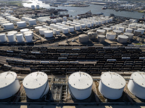 Нафтата уште повеќе поскапува, Иран ја таргетира енергетската инфраструктура во Персискиот Залив