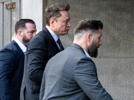 Маск ги измамил инвеститорите на „Твитер“, ќе мора да плати стотици милиони долари