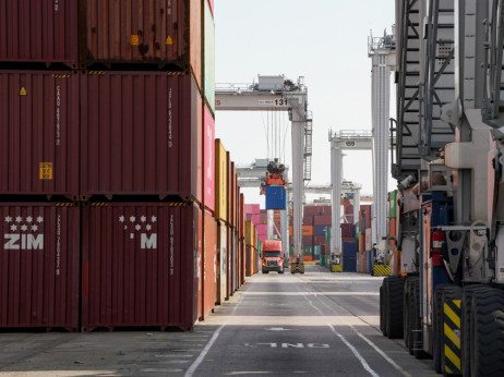 Затворањето на Ормускиот Теснец ги принудува Трамп и увозниците да бараат решение