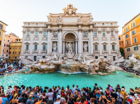 Светот беше преплавен со туристи. Кој ја плаќа цената?