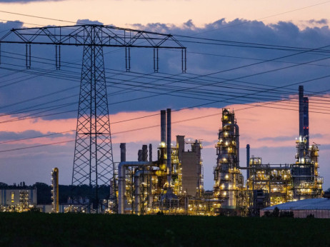 „Тотал“ агресивно купува нафта од Блискиот Исток, дополнително тресејќи го пазарот