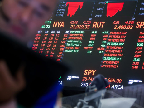 Распродажбата на акции се засилува поради сомнежи за примирје