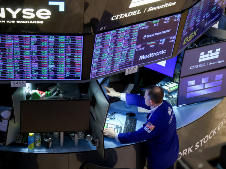 Глобалните акции на рекорден максимум по обложувања за Иран, доларот слабее