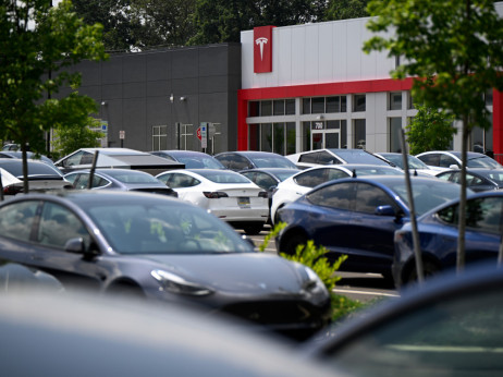 „Тесла“ вложува над 25 милијарди долари во ВИ и роботи