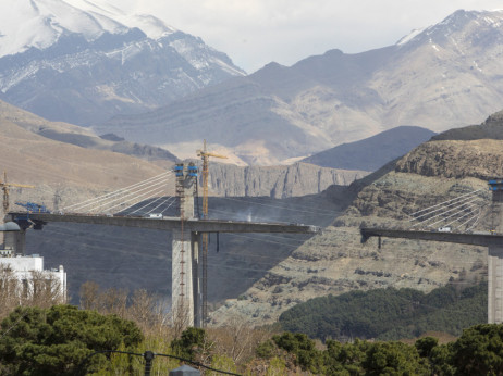 САД и Израел гаѓаат цели во Иран пред истекот на рокот на Трамп