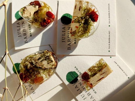 Како во Македонија цвеќињата се трансформираат во накит?