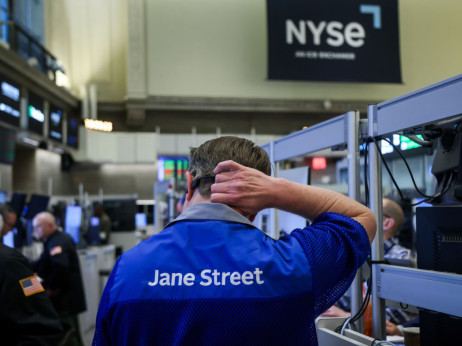 „Тој го држи пазарот во рака“: Акциите осцилираат додека Трамп објавува