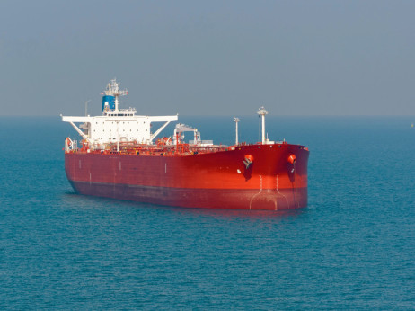 ОАЕ им порача на купувачите да ја преземаат нафтата надвор од Ормускиот теснец