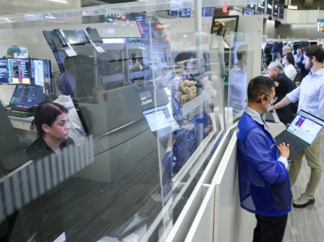 Берзански преглед: Нафтата поскапува, Ормускиот Теснец останува затворен