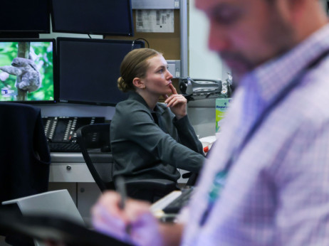 Рекордниот берзански раст запре додека пазарите чекаат мировен договор