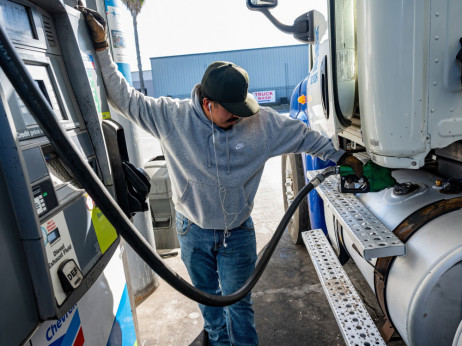 Трамп се врти од Иран кон економијата во пресрет на ноемвриските избори