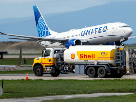 Растот на цената на горивото ги брише авионските врски