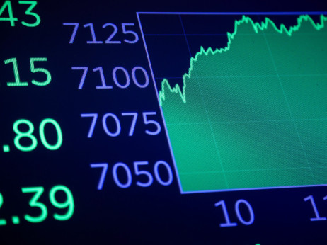 Растот од четири билиони долари го лансира индексот S&P 500 до нови рекорди