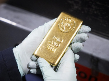 Златото паѓа поради нови тензии во Ормускиот теснец и страв од инфлација