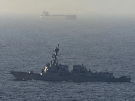 Нема мир во Ормуз, САД пресретнаа ирански супертанкери