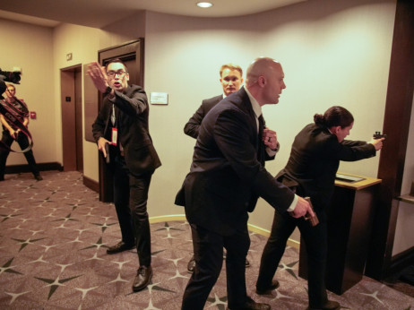 Американски функционери биле цел на напаѓачот на гала вечерата во Вашингтон