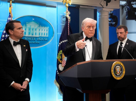 Пукање на гала вечера во Вашингтон: Доналд Трамп и Меланија се евакуирани,  напаѓачот приведен