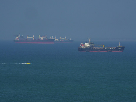 Танкери поврзани со Иран се движат низ Ормускиот Теснец и покрај блокадата