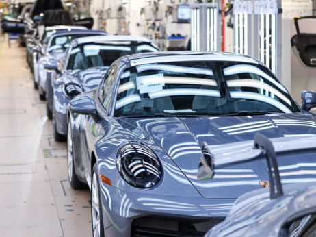 Trump podiže carine na 25 odsto za automobile i kamione iz Evropske unije