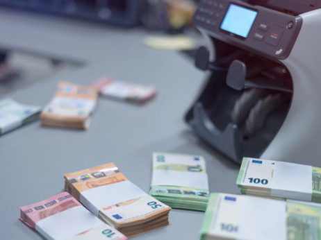Izjave tedna: 'Večkrat menjamo ženo ali moža kot pa banko'