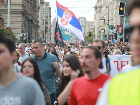 Studenti, pristalice SNS-a i policija  na Slaviji