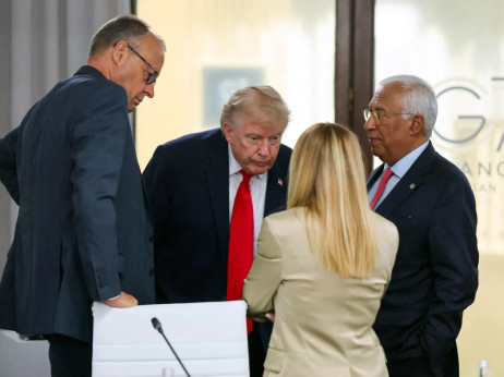 Трамп тврди дека Мелони го молела за фото, таа вели дека тој измислува