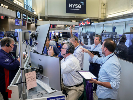 Како да инвестирате во S&P 500, а да го намалите ризикот од ВИ-еуфоријата?
