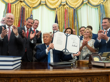 Министерството за финансии на САД промовира долари со потпис на Доналд Трамп