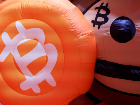 Растот на цената на нафтата го собори биткоинот